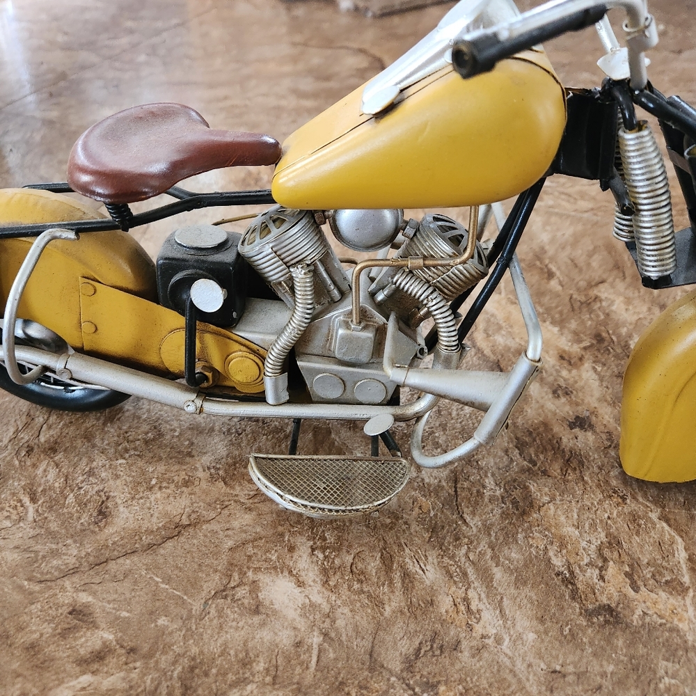 Metal folk art motorcycle tabletop decoration yellow - Picture 7 of 7
